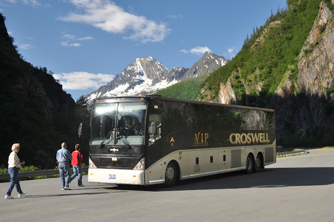 Exploring the Advantages of Charter Bus Rentals for Large Groups